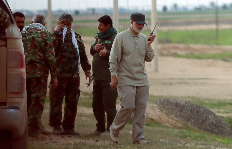 © Reuters. Iranian Revolutionary Guard Commander Soleimani uses a walkie-talkie at the frontline during offensive operations against Islamic State militants in the town of Tal Ksaiba