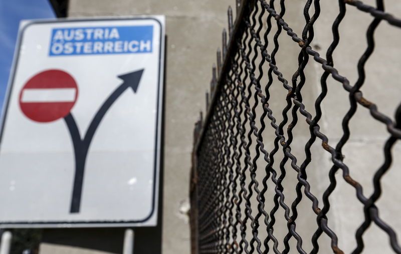 © Reuters. A sign reading "Austria - Oesterreich" is seen at Brenner on the Italian-Austrian border