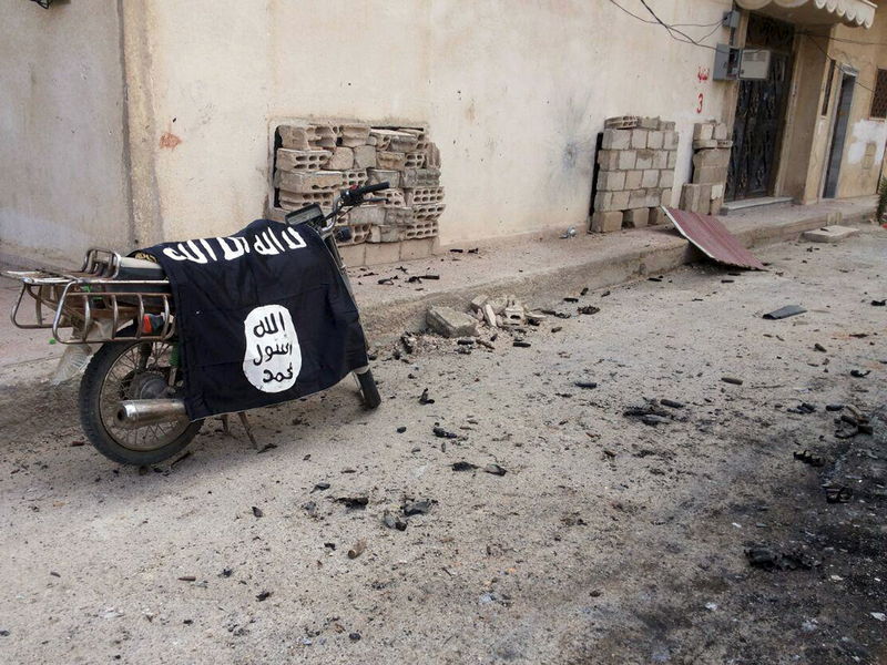 © Reuters. A flag belonging to the Islamic State fighters is seen on a motorbike after forces loyal to Assad recaptured the historic city of Palmyra