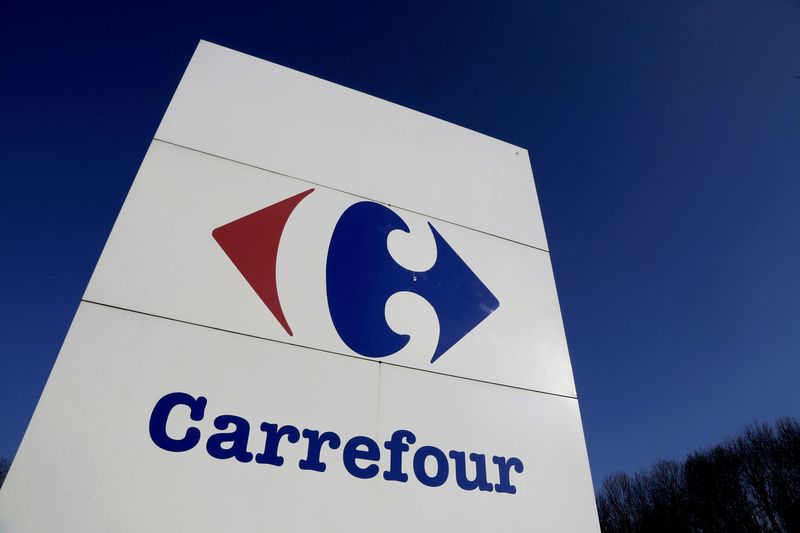 © Reuters. Logo do Carrefour visto na França