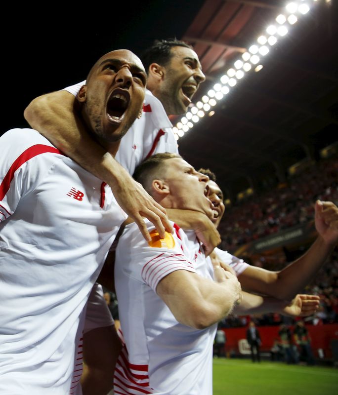 © Reuters. El Sevilla se medirá al Shakhtar en semifinales de la Liga Europa