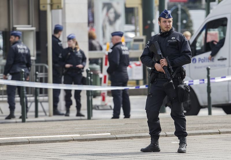 © Reuters. الشرطة البريطانية تعتقل خمسة في تحقيق عن الإرهاب بمشاركة فرنسا وبلجيكا
