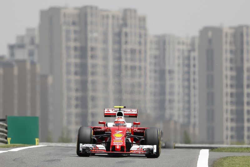 © Reuters. Raikkonen lidera los entrenamientos del Gran Premio de China