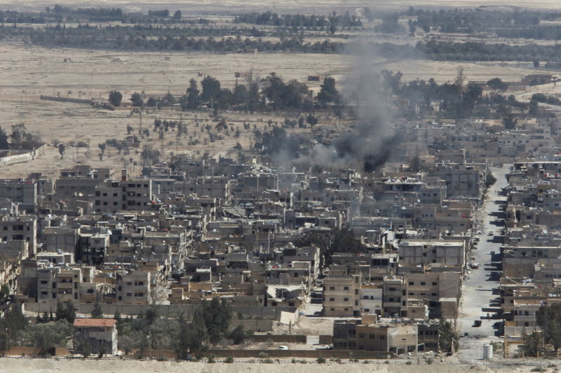 © Reuters. المرصد وطبيب: الغارات الجوية على حمص السورية تشتد وإلغاء صلاة الجمعة