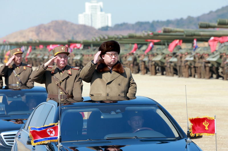 © Reuters. Líder da Coreia do Norte, Kim Jong Un, durante exercício miliar em local desconhecido, em foto divulgada pela KCNA