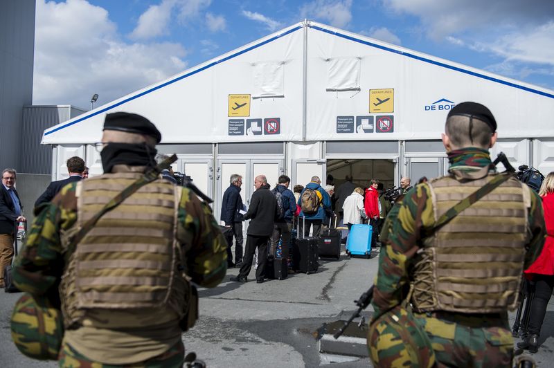 © Reuters. Policiais vistos em aeroporto belga