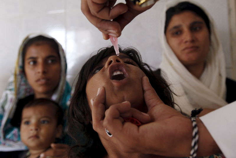 © Reuters. File photo of a girl receiving polio vaccine drops at a government dispensary in a Karachi slum