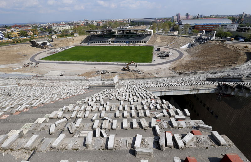 © Reuters. General view of the demolition of the Puskas Stadium, Hungary's biggest sports arena, where a new 65,000-seat stadium will be built by 2019 as Hungary bids for the 2024 Olympic Games, in Budapes