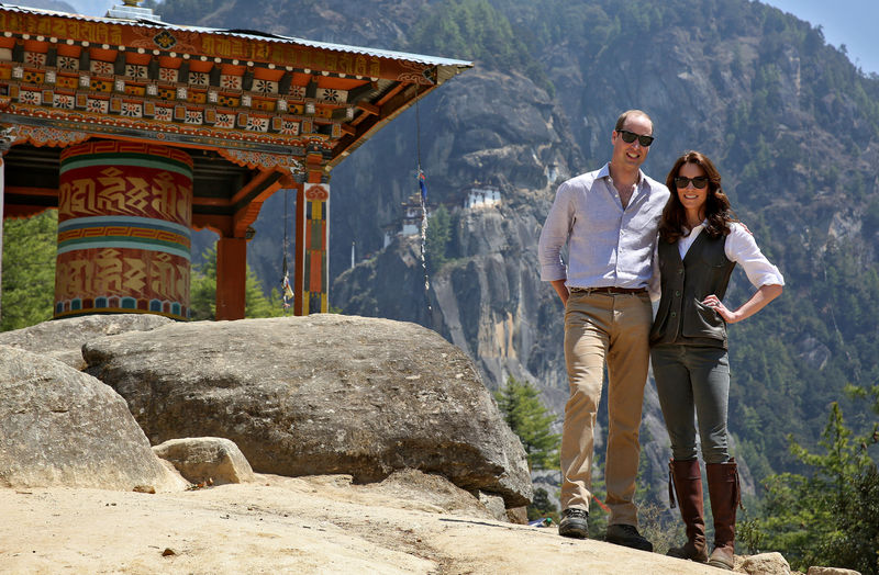 © Reuters. Príncipe William e sua esposa, Kate, em monastério budista na encosta de uma montanha do Butão