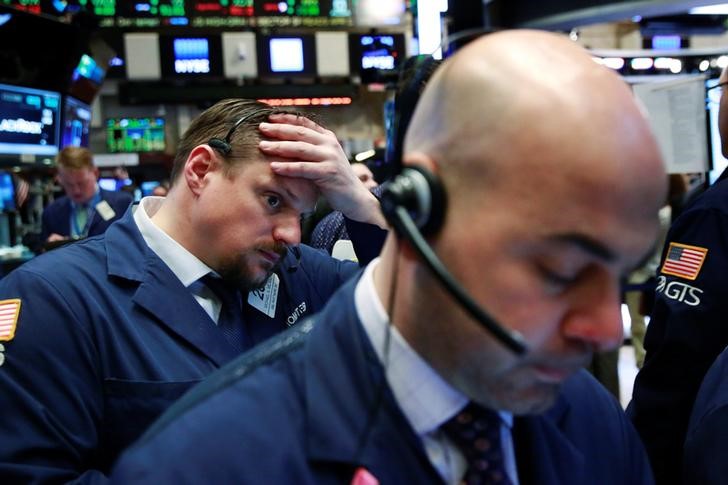 © Reuters. Traders work on the floor of the New York Stock Exchange shortly after the opening bell in New York 