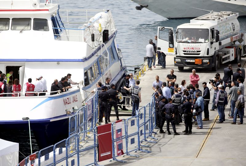 © Reuters. منظمات إغاثة تحث على وقف إعادة المهاجرين لتركيا واحتجازهم في اليونان
