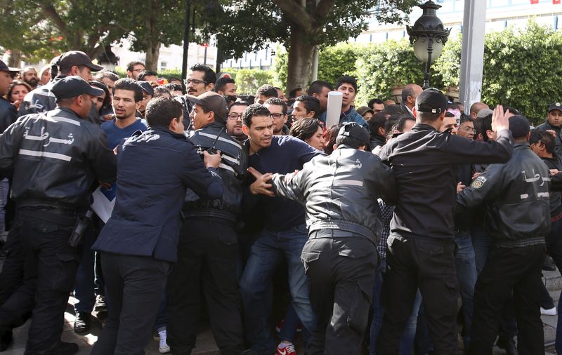© Reuters. مواجهات عنيفة بين الشرطة ومحتجين يطالبون بوظائف في جزيرة قرقنة التونسية