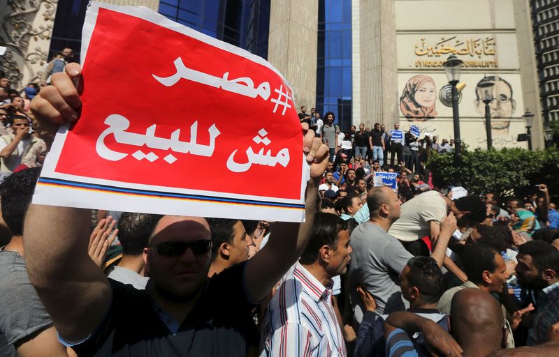 © Reuters. محتجون يطالبون بإسقاط الحكومة في مصر بعد اتفاقية مع السعودية