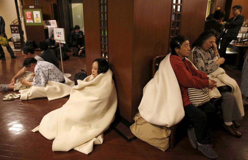 © Reuters. Hóspedes ocupam lobby de hotel após terremoto na região de Kumamoto, sul do Japão