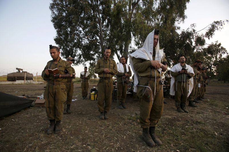 © Reuters. تقرير خاص-الجيش الإسرائيلي يعاني تزايد نفوذ الصهاينة المتدينين
