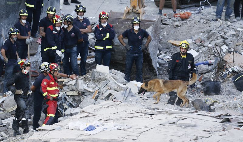 © Reuters. Se elevan a cinco los fallecidos por el derrumbe en Tenerife