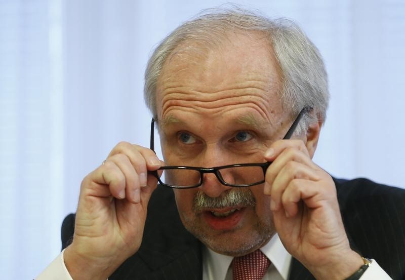 © Reuters. European Central Bank Governing Council member Nowotny addresses a news conference in Vienna
