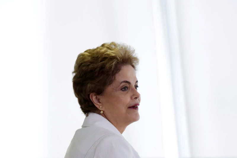 © Reuters. La presidenta de Brasil, Dilma Rousseff, durante una reunión en el Palacio de Planalto, en Brasilia