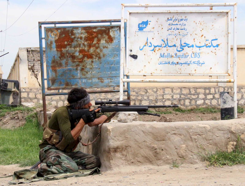 © Reuters. A member of Afghan security force takes his position during a battle with the Taliban on the outskirts of Kunduz province