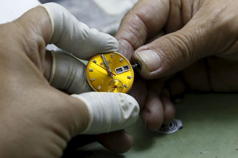 © Reuters. A watchmaker sets the time of a watch at a shop in Caracas
