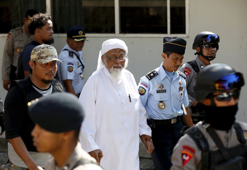 © Reuters. إندونيسيا تنقل رجل الدين المتشدد باعشير لسجن شديد الحراسة قرب جاكرتا
