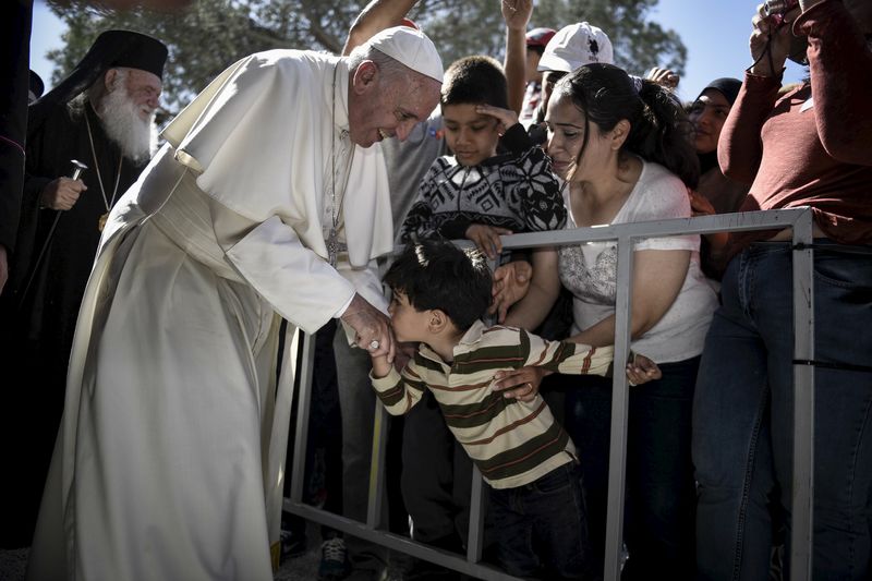 © Reuters. El Papa regresa a Roma con 12 refugiados tras visitar Lesbos