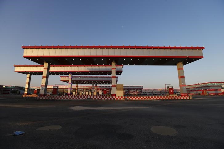 © Reuters. A fuel station is seen empty during early hours, south of the Eastern province of Khobar, Saudi Arabia