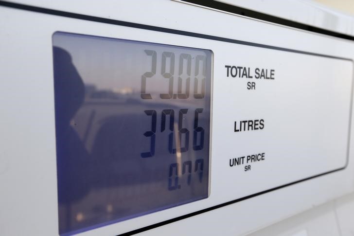 © Reuters. Fuel price and last sale of fuel is seen on a fuel pump during early hours in desert near the village of Salwa, Qatar-Saudi border, south of Eastern province of Khobar, Saudi Arabia