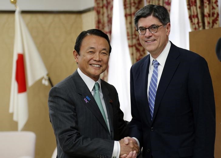 © Reuters. U.S. Treasury Secretary Jack Lew shakes hands with Japan's Finance Minister Taro Aso at the start of their meeting at the Finance Ministry in Tokyo