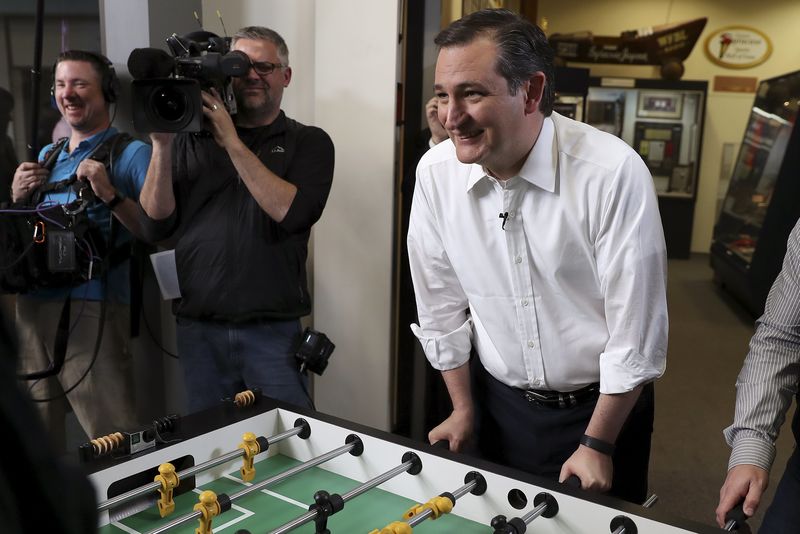 © Reuters. El aspirante a la nominación republicana para la elección presidencial en Estados Unidos Ted Cruz juega al futbolín antes de un mitin electoral en Siracusa, Nueva York.