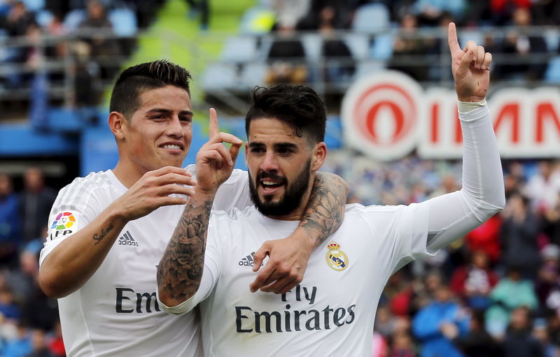 © Reuters. Los jugadores del Real Madrid Francisco "Isco" Alarcon (dcha) y James Rodríguez celebran un gol en el partido de Liga disputado contra el Getafe en el Coliseo Alfonso Pérez.