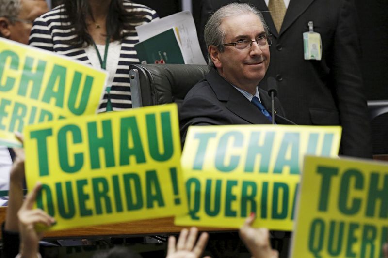 © Reuters. El presidente de la Cámara de Diputados de Brasil, Eduardo Cunha, observa a los congresistas que apoyan el juicio político contra la presidenta Dilma Rousseff, manifestándose durante una sesión parlamentaria en Brasilia.