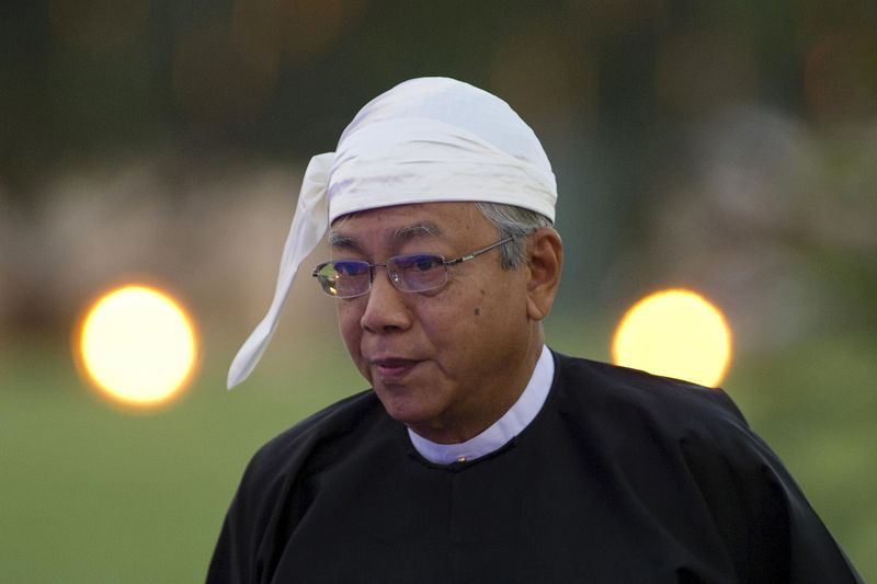 © Reuters. Myanmar's new President Htin Kyaw arrives for a dinner reception following swearing in ceremony in Naypyitaw