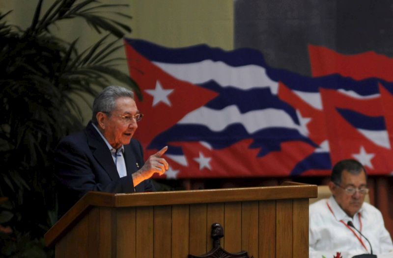 © Reuters. Raúl Castro dice que los líderes cubanos son muy viejos y propone límites