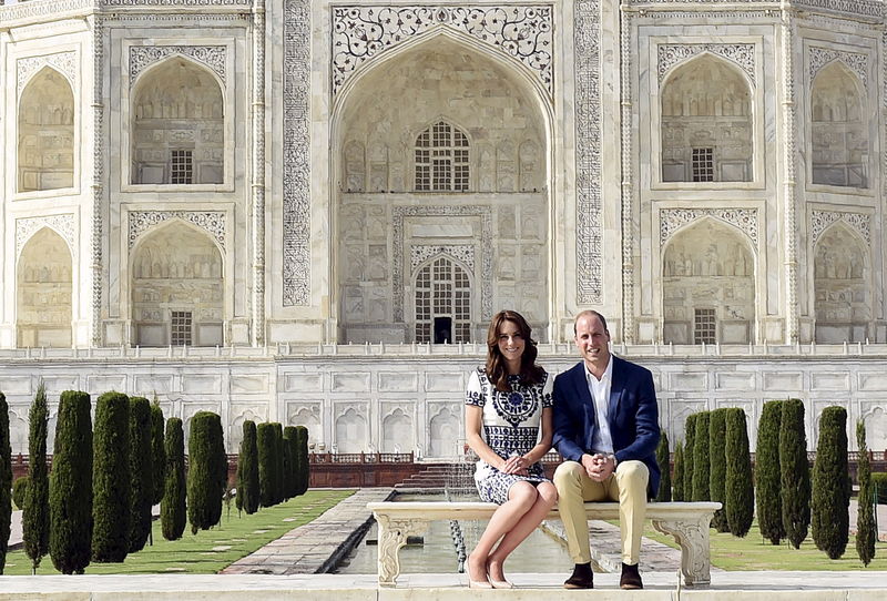 © Reuters. Guillermo y Catalina visitan Taj Mahal siguiendo pasos de princesa Diana