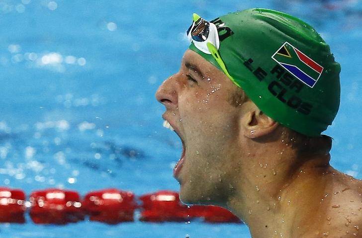 © Reuters. South Africa's le Clos celebrates gold in the men's 100m butterfly final at the Aquatics World Championships in Kazan