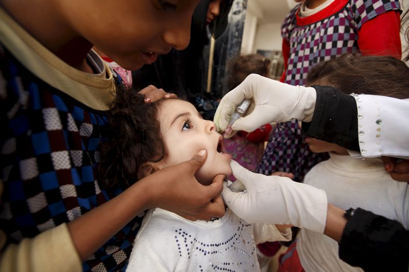 © Reuters. Nuevos esfuerzos para erradicar la polio comienzan con un cambio de vacuna 