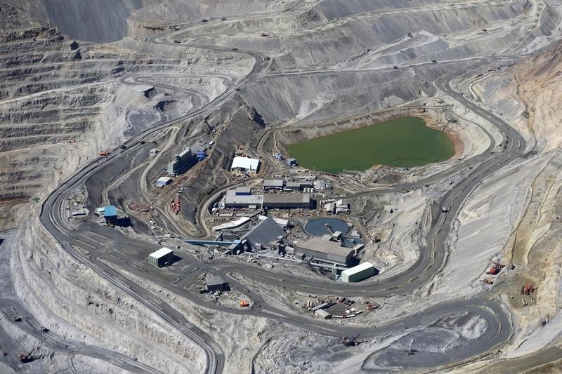 © Reuters. An aerial view of Anglo American's Los Bronces copper mine at Los Andes Mountain range, near Santiago city