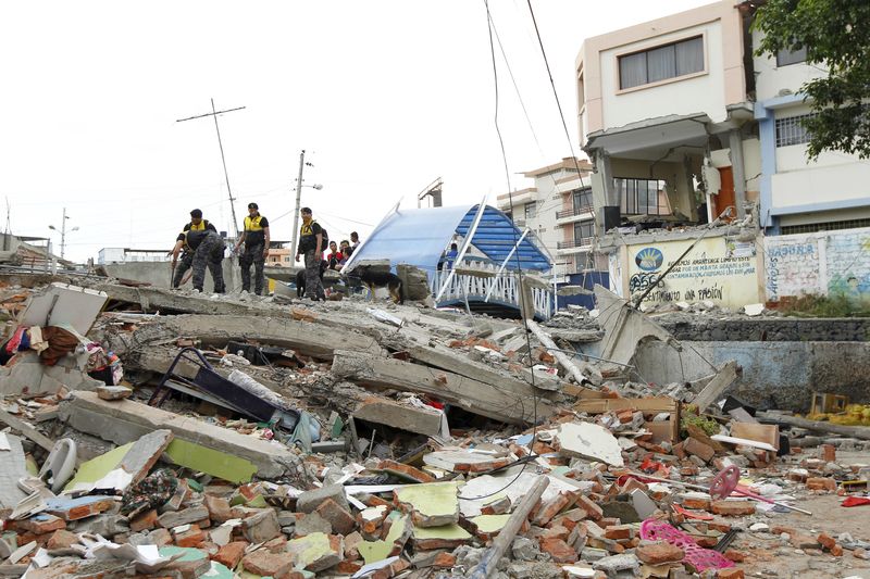 © Reuters. LE SÉISME EN ÉQUATEUR A FAIT AU MOINS 233 MORTS