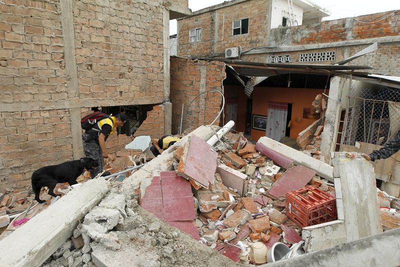 © Reuters. رئيس الإكوادور يعلن ارتفاع عدد قتلى الزلزال إلى 233