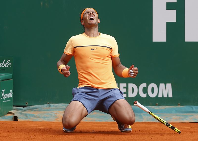 © Reuters. El tenista español Rafael Nadal celebra su triunfo ante el francés Gael Monfils en la final del Masters de Montecarlo.
