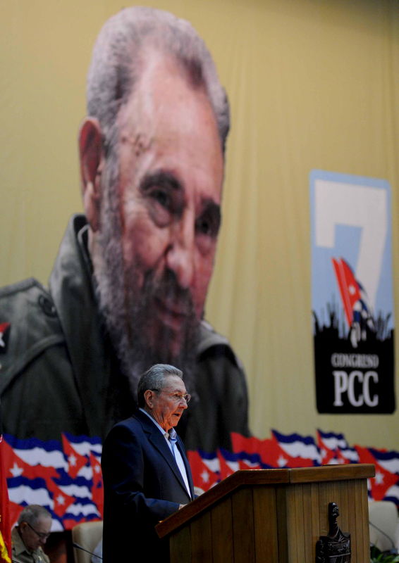 © Reuters. كاسترو يقول إن قيادة كوبا طاعنة في السن ويقترح عمرا أقصى للتقاعد
