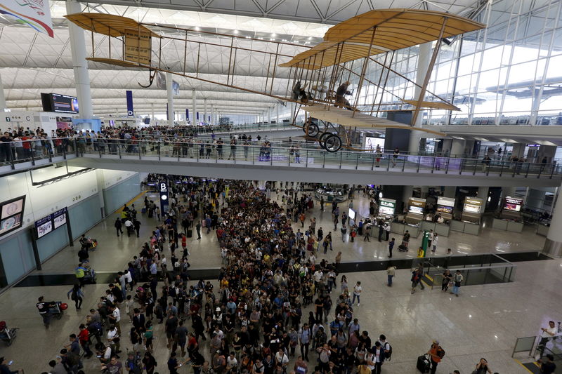© Reuters. تصاعد الضغوط على زعيم هونج كونج مع احتجاج المئات في المطار