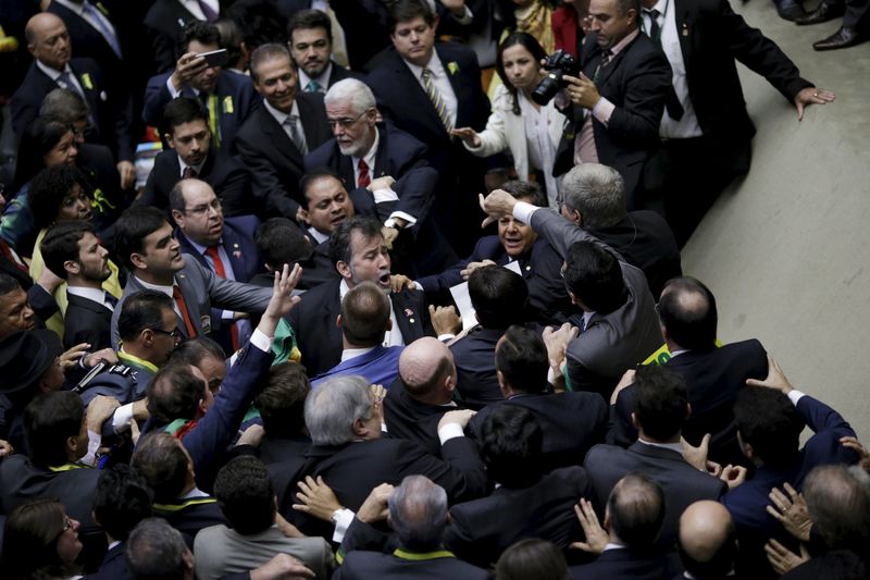 © Reuters. Confusão entre parlamentares a favor e contra o impeachment da presidente Dilma Rousseff no plenário da Câmara dos Deputados