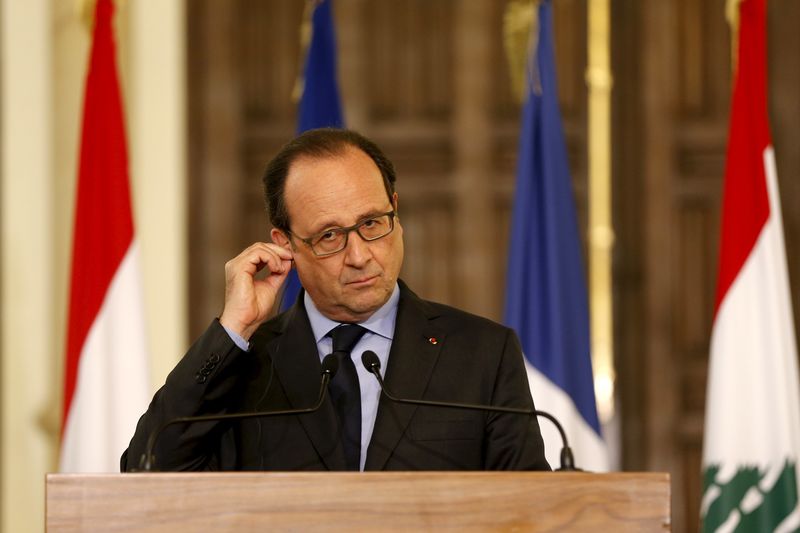 © Reuters. French President Francois Hollande attends a joint news conference with Lebanon's Prime Minister Tammam Salam at the government palace in downtown Beirut