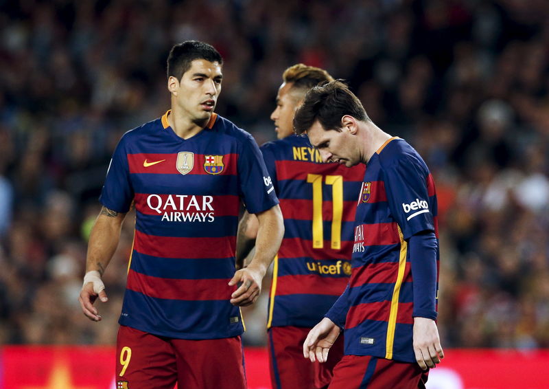 © Reuters. برشلونة يهتز بالهزيمة 2-1 أمام بلنسية