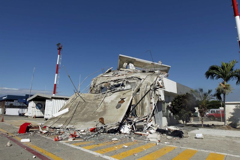 © Reuters. نائب الرئيس الإكوادوري :ارتفاع عدد قتلى زلزال الإكوادور إلى 246 شخصا والمصابين إلى 2527