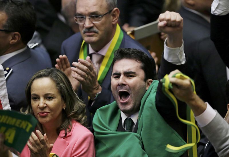 © Reuters. Deputados a favor do impeachment da presidente Dilma Rousseff durante votação na Câmara, em Brasília