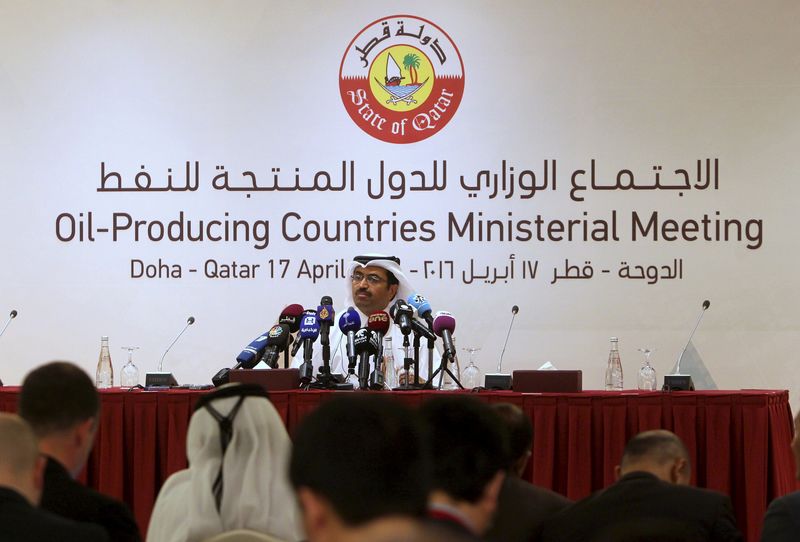 © Reuters. Ministro de Energia do Catar, Mohammad bin Saleh al-Sada, em coletiva de imprensa após reunião de produtores de petróleo em Doha