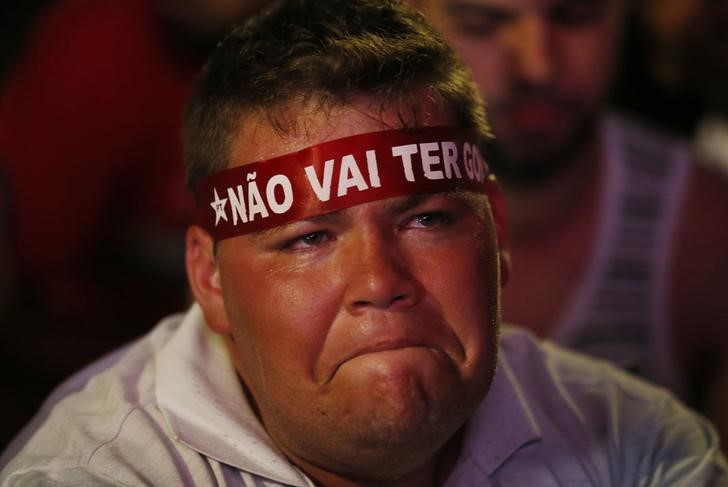 © Reuters. Manifestante contrário ao impeachment assiste votação da Câmara dos Deputados, em Brasília 